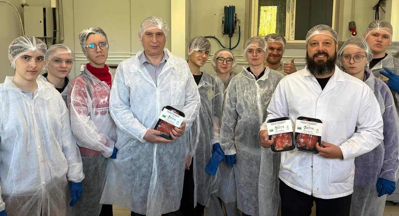 Участники студенческих сельскохозяйственных отрядов Санкт-Петербурга  на практических занятиях по программе профессионального обучения  «Обработчик рыбы 3 разряда»