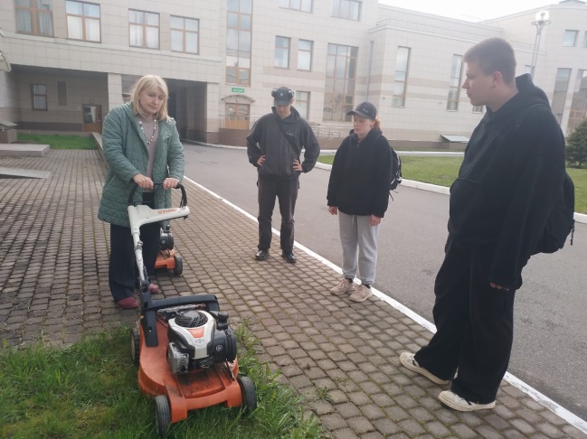 Участники студенческих сельскохозяйственных отрядов Санкт-Петербурга на практических занятиях по программе профессионального обучения «Рабочий зеленого хозяйства 3 разряда»