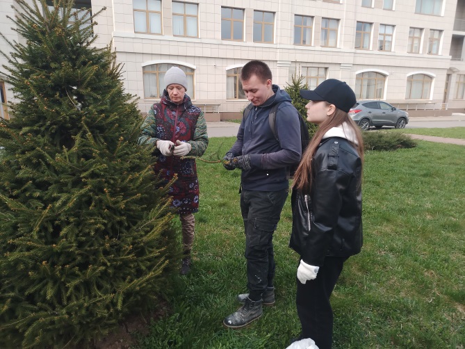 Участники студенческих сельскохозяйственных отрядов Санкт-Петербурга на практических занятиях по программе профессионального обучения «Рабочий зеленого хозяйства 3 разряда»